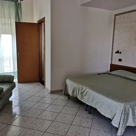 ホテル Ausonia コリリアーノ・カーラブロ